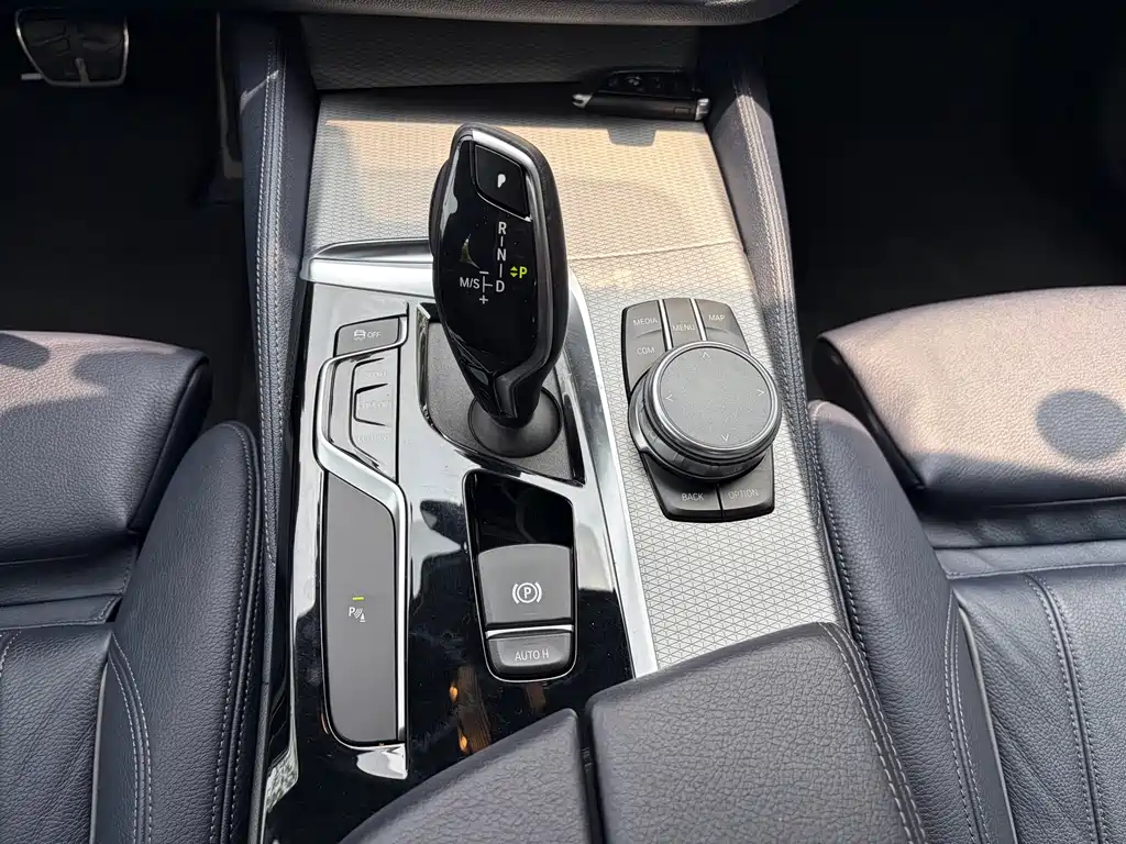 BMW 5 Series 2019 — фото 11