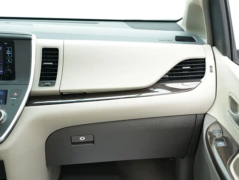 Toyota Sienna 2016 — фото 20