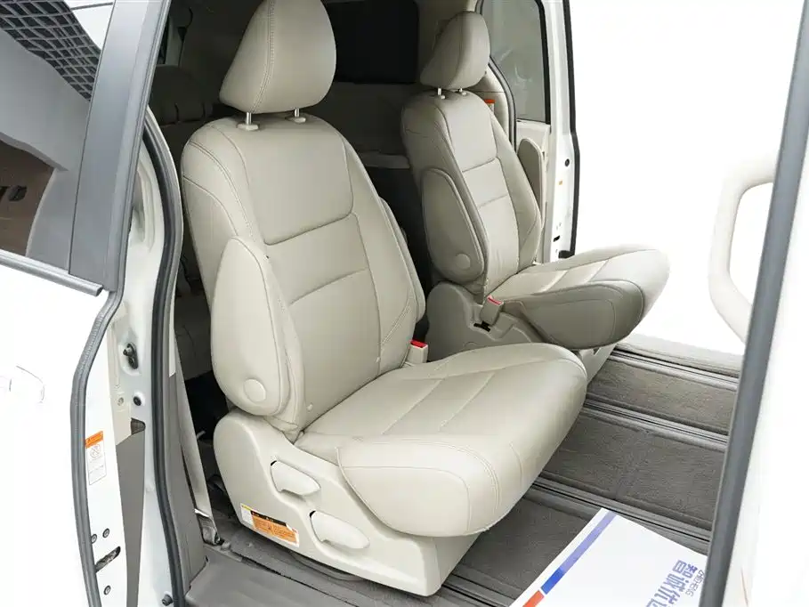 Toyota Sienna 2016 — фото 27