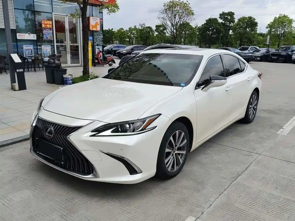 Lexus ES 2020