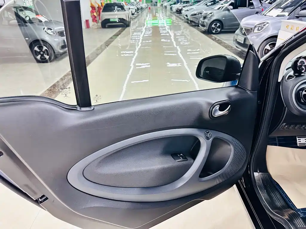 smart Fortwo 2018 — фото 17
