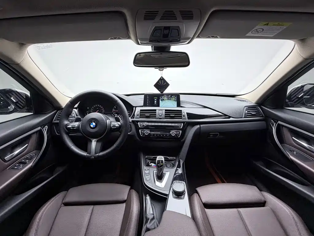 BMW 3 Series 2018 — фото 16