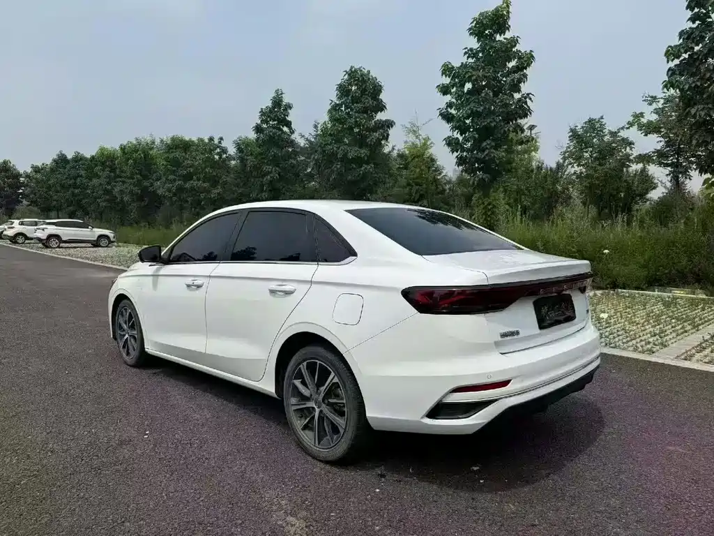 Geely Emgrand 2022