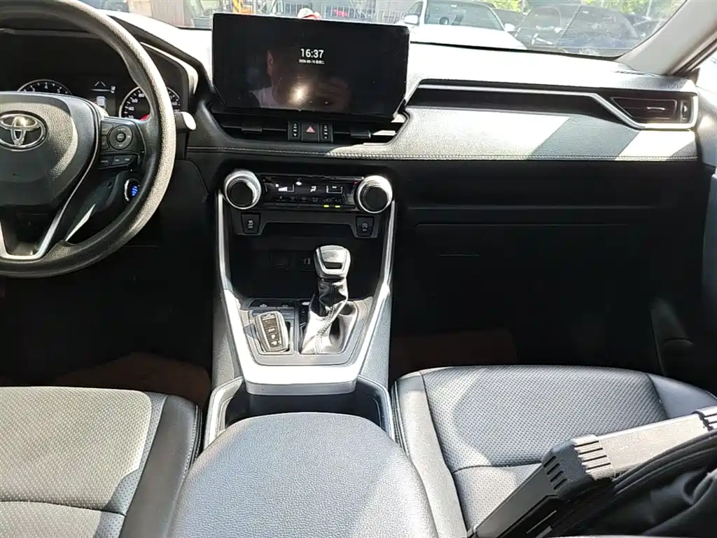 Toyota RAV4 2023 — фото 14