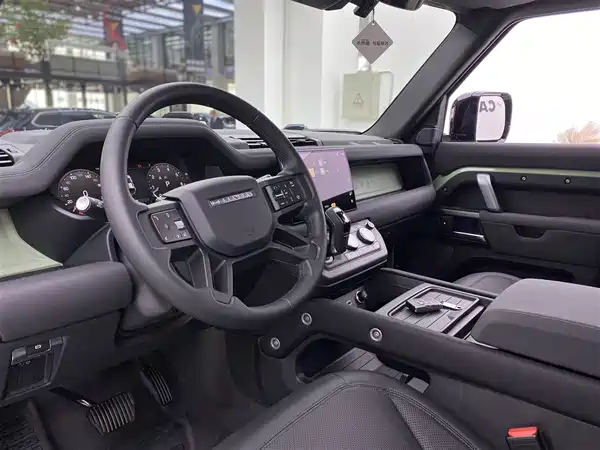 Land Rover Defender 2023