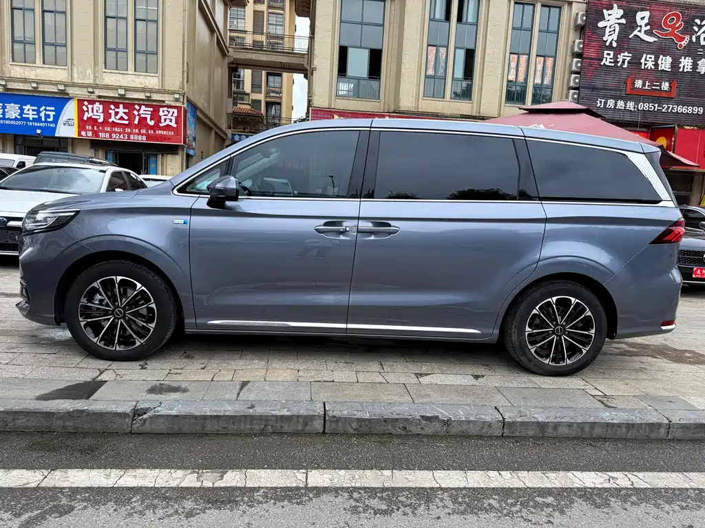 Roewe iMAX8 2022