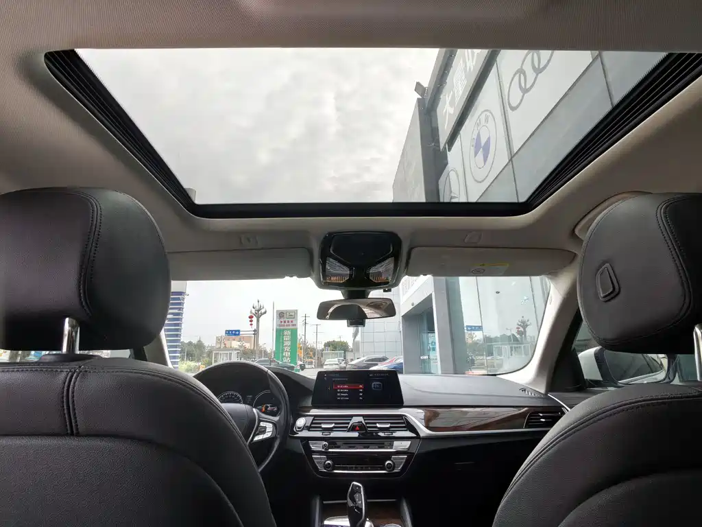 BMW 5 Series 2018 — фото 11