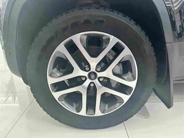 Land Rover Defender 2023