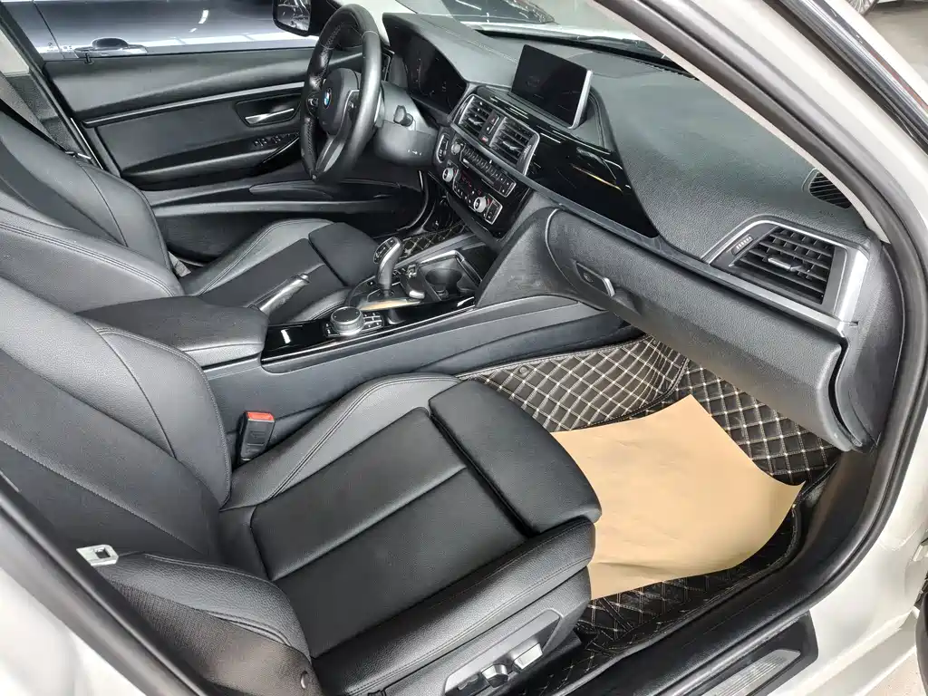 BMW 3 Series 2019 — фото 18