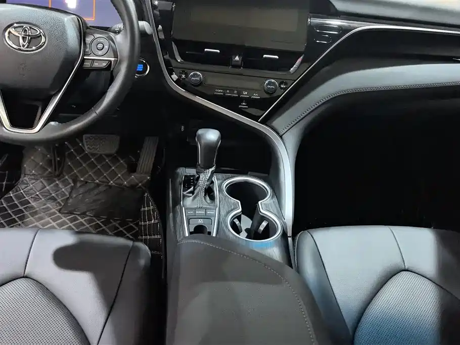 Toyota Camry 2023 — фото 16
