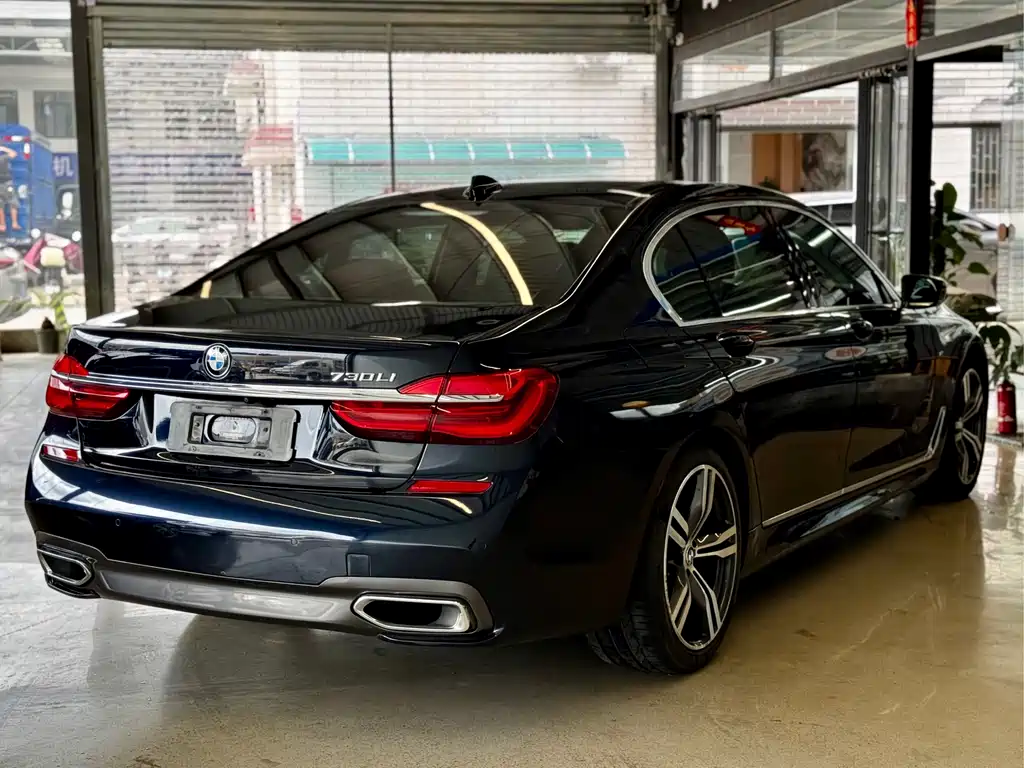 BMW 7 Series 2017 — фото 9