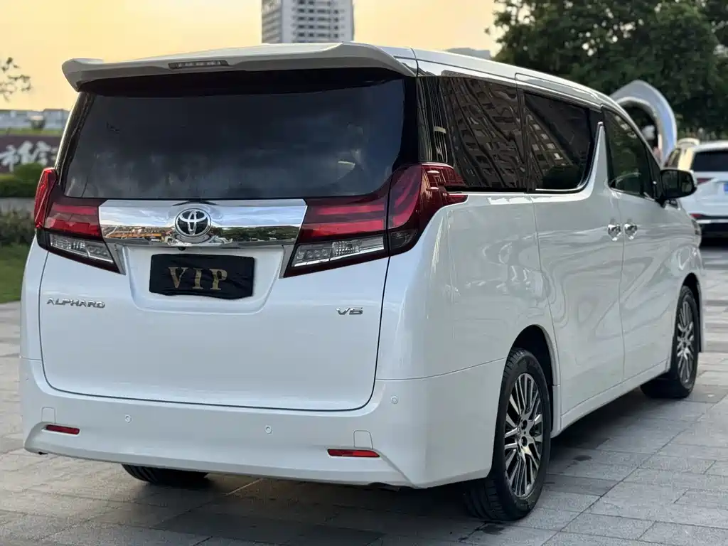 Toyota Alphard 2017 — фото 3