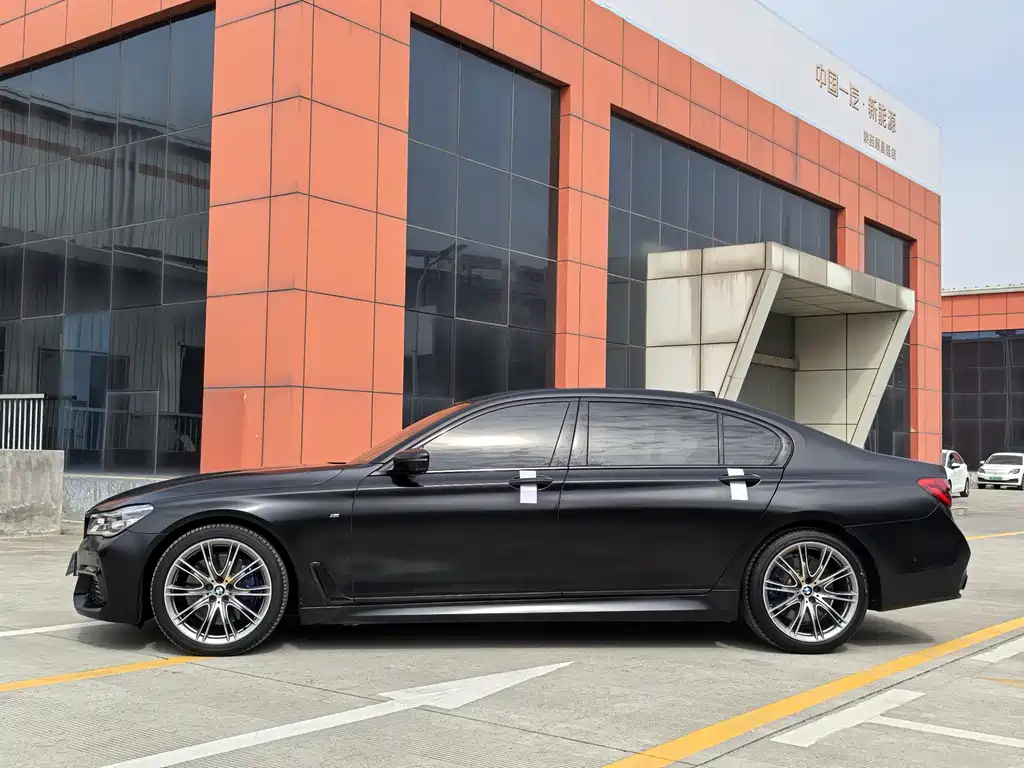 BMW 7 Series 2018 — фото 31