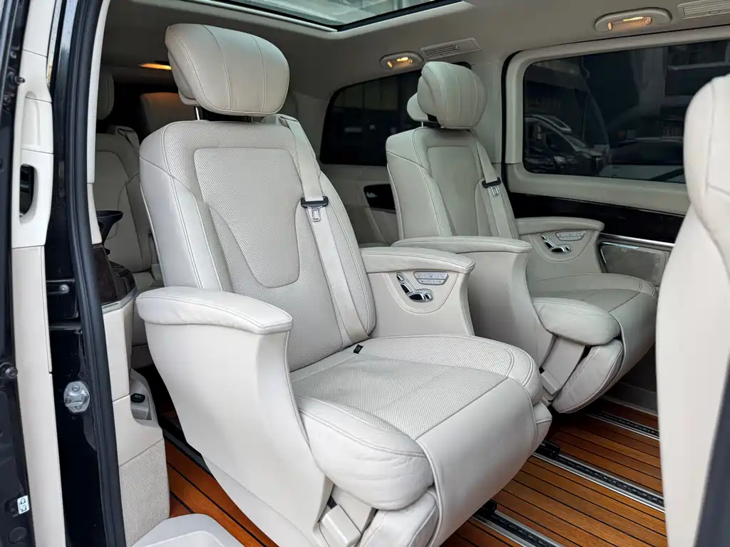 Mercedes-Benz V-Class 2017 — фото 19