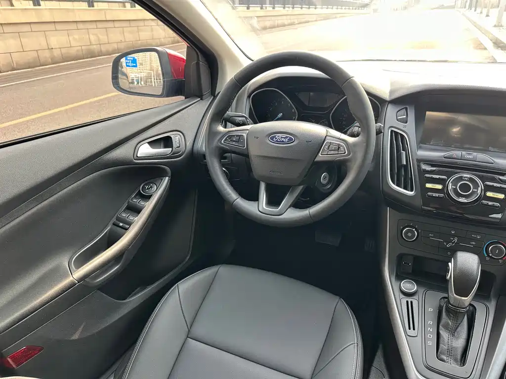 Ford Focus 2018 — фото 18
