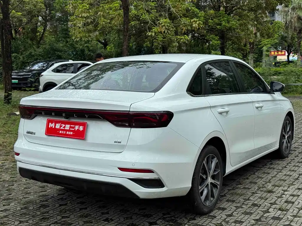 Geely Emgrand 2022