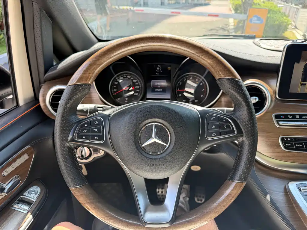 Mercedes-Benz V-Class 2017 — фото 14