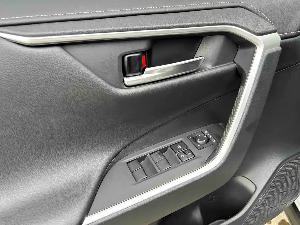 Toyota RAV4 2022 — фото 17