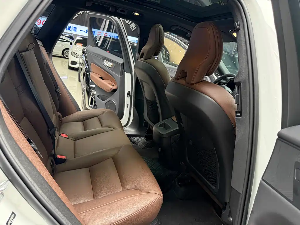 Volvo XC60 2023 — фото 19