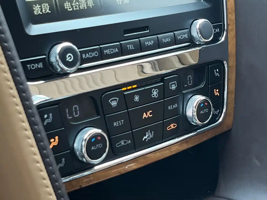 Bentley Flying Spur 2018 — фото 17