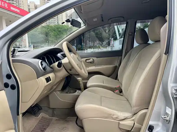 Nissan Livina 2012