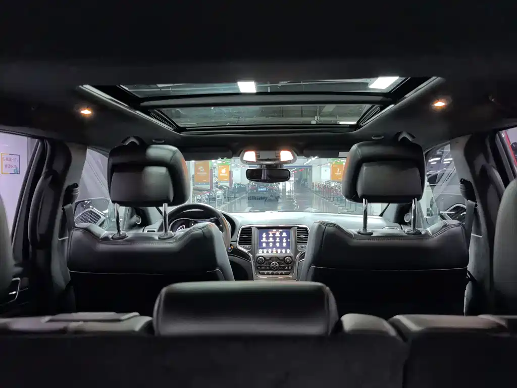 Jeep Grand Cherokee 2019 — фото 12