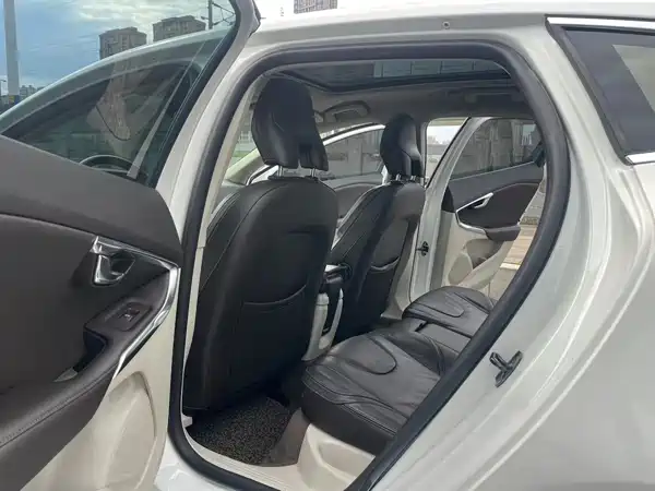 Volvo V40 2014
