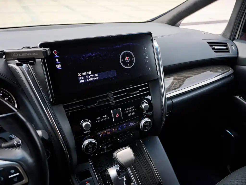 Lexus LM 2022 — фото 13