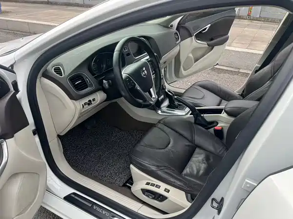 Volvo V40 2014