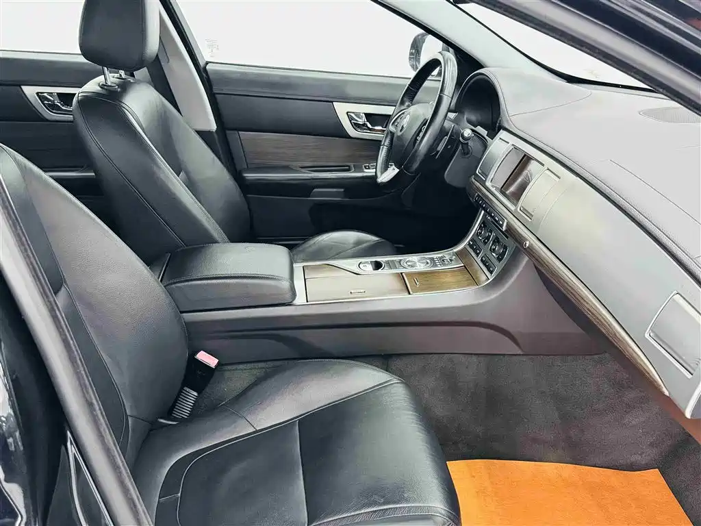Jaguar XF 2014 — фото 26
