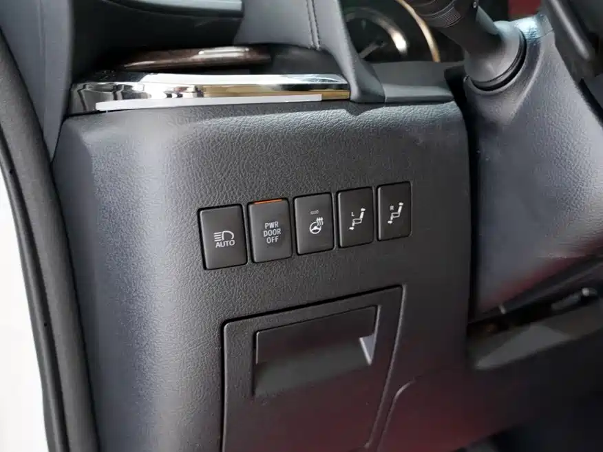 Toyota Vellfire 2023 — фото 12