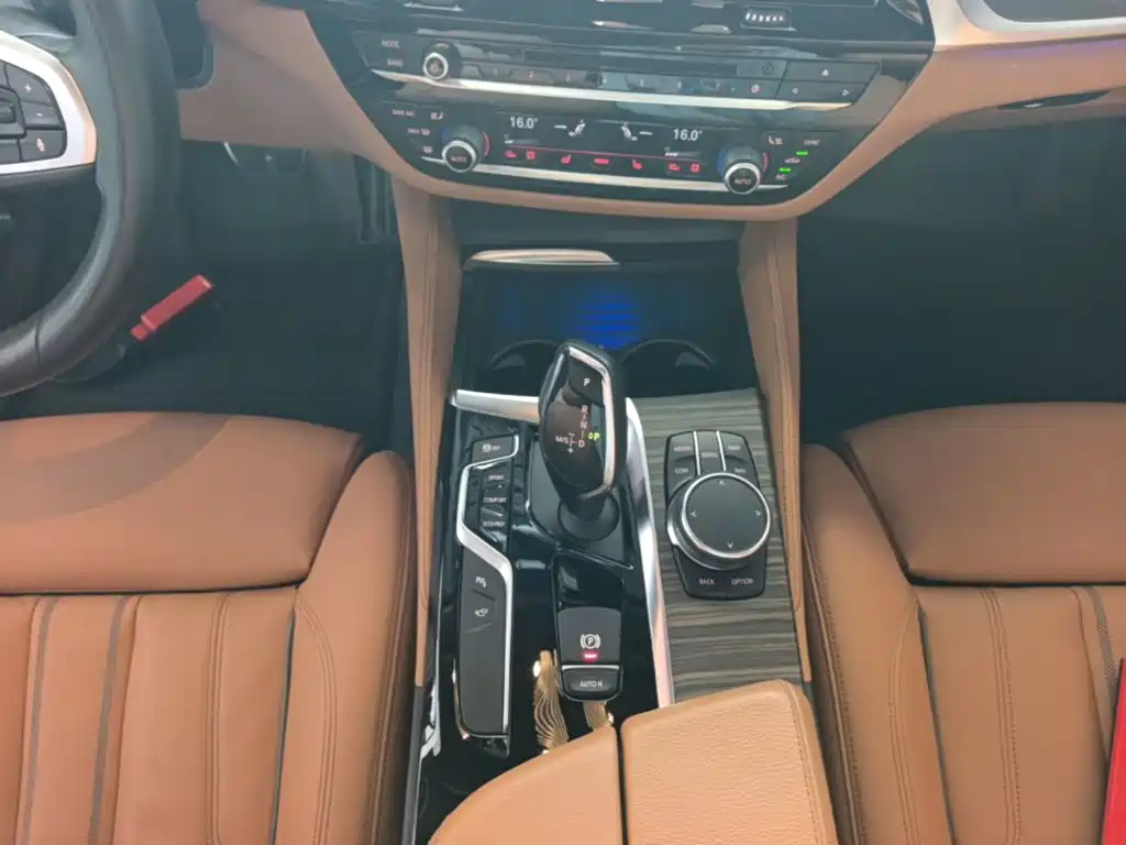 BMW 5 Series 2018 — фото 14