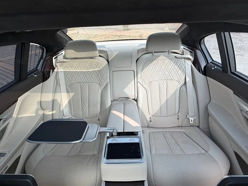 BMW 7 Series 2017 — фото 15