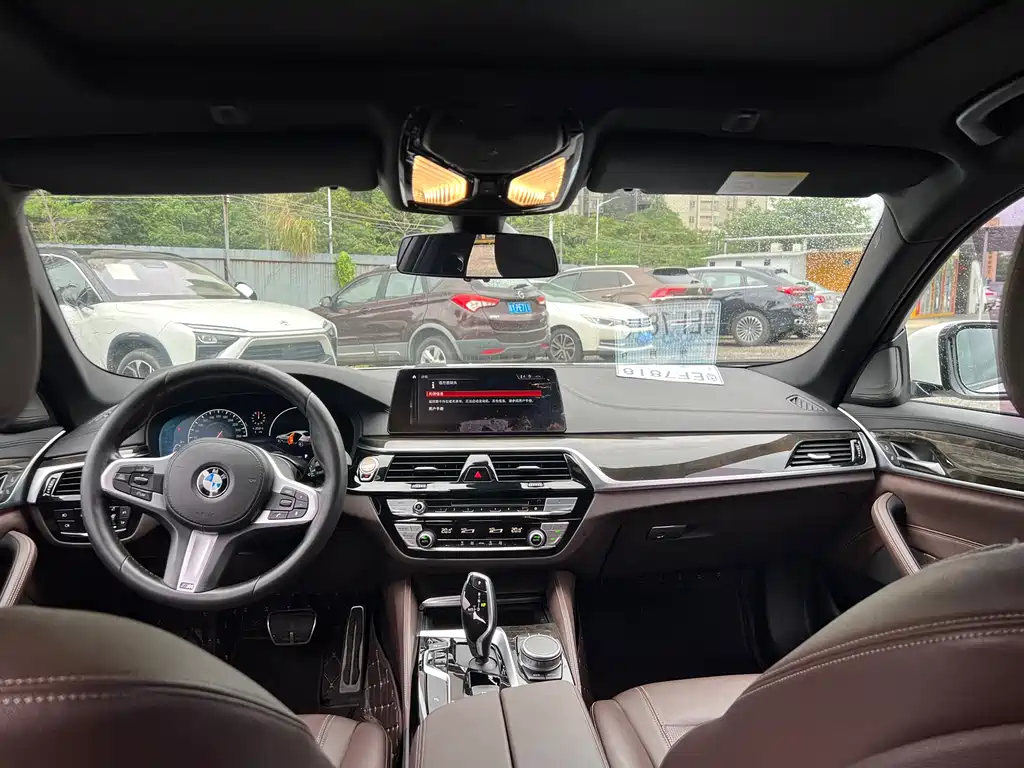 BMW 5 Series 2019 — фото 16
