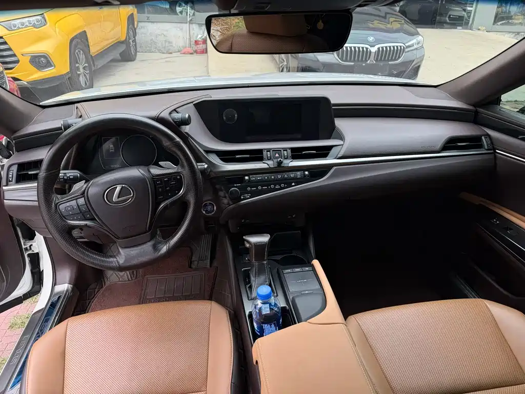 Lexus ES 2019