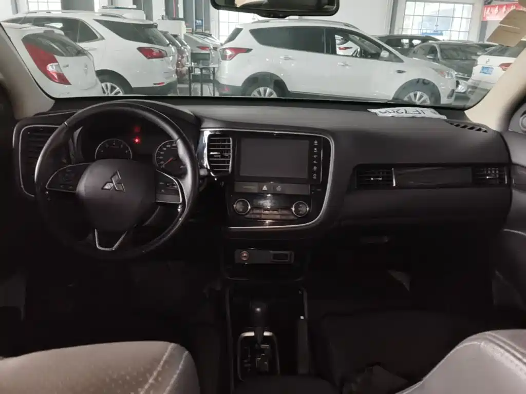 Mitsubishi Outlander 2017 — фото 10