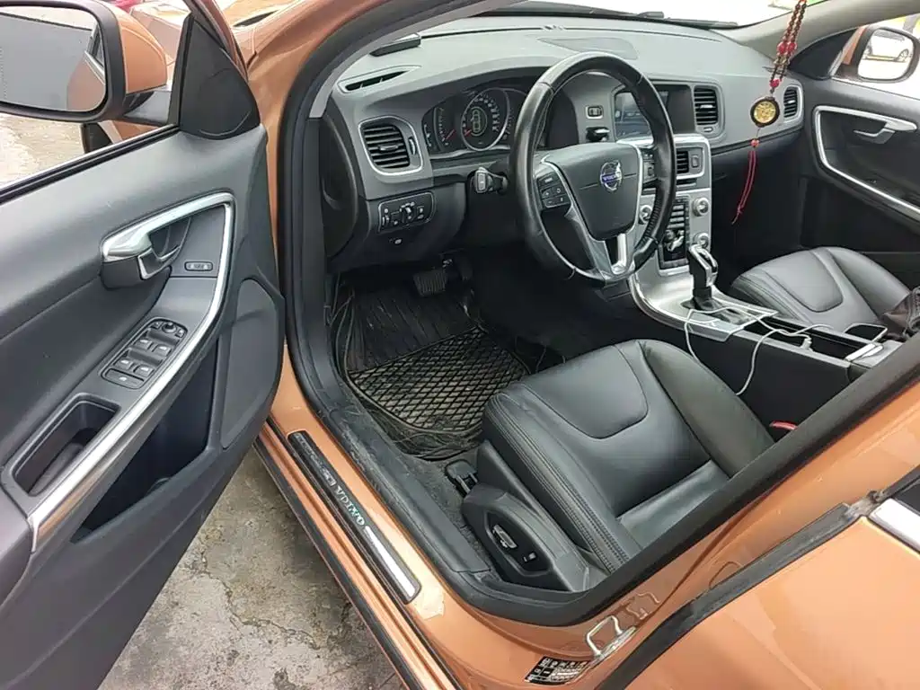 Volvo S60 2015 — фото 16
