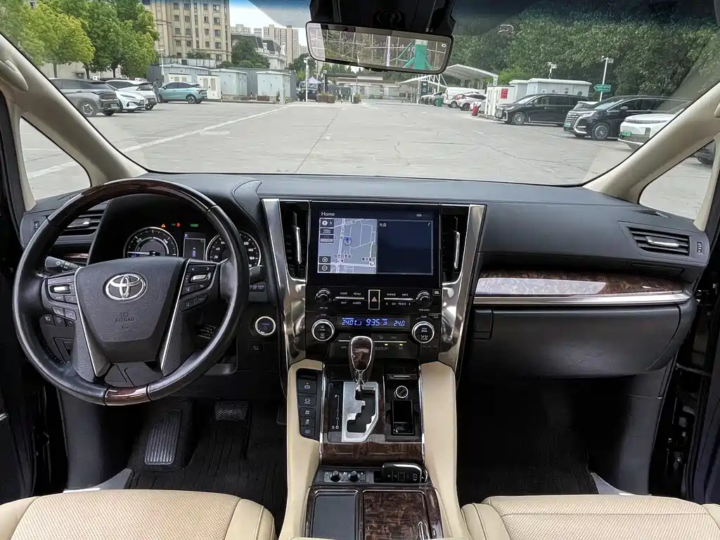 Toyota Alphard 2023 — фото 13