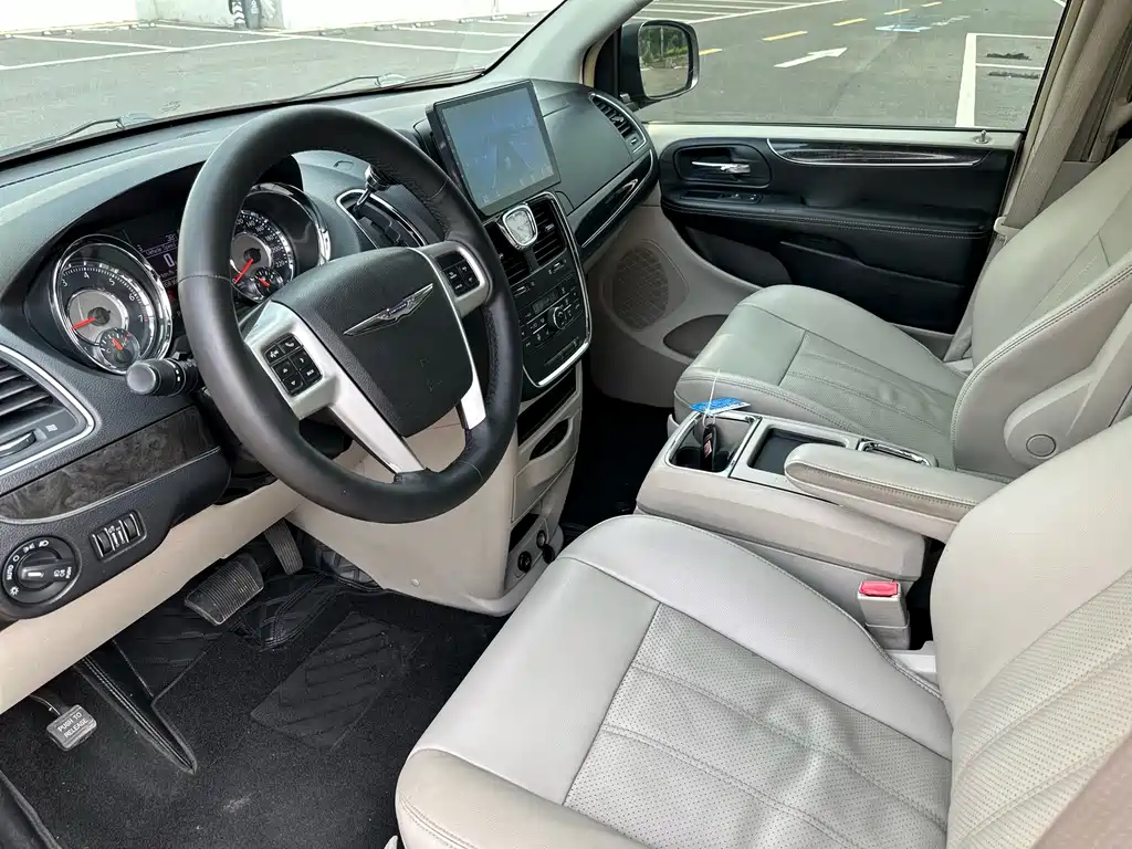 Chrysler Grand Voyager 2015 — фото 3