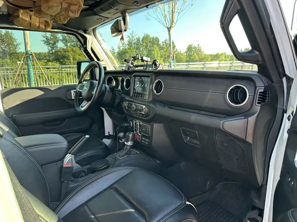 Jeep Gladiator 2023 — фото 8