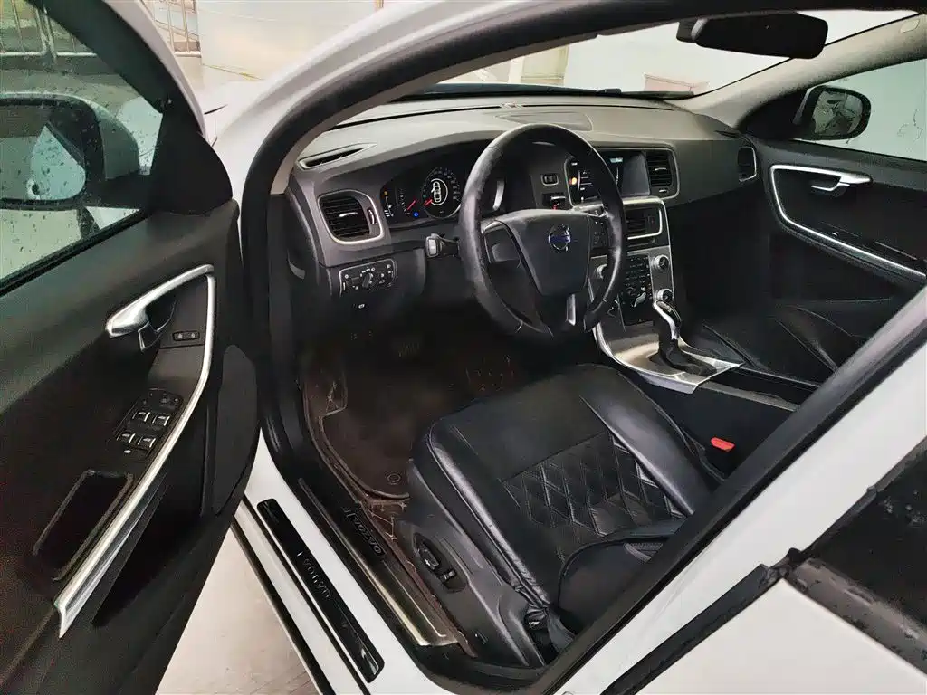 Volvo S60 2016 — фото 12