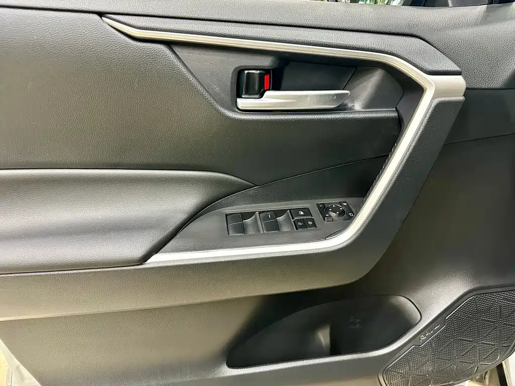 Toyota RAV4 2020 — фото 19