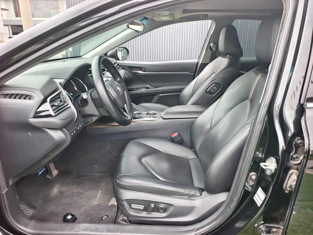 Toyota Camry 2019 — фото 12