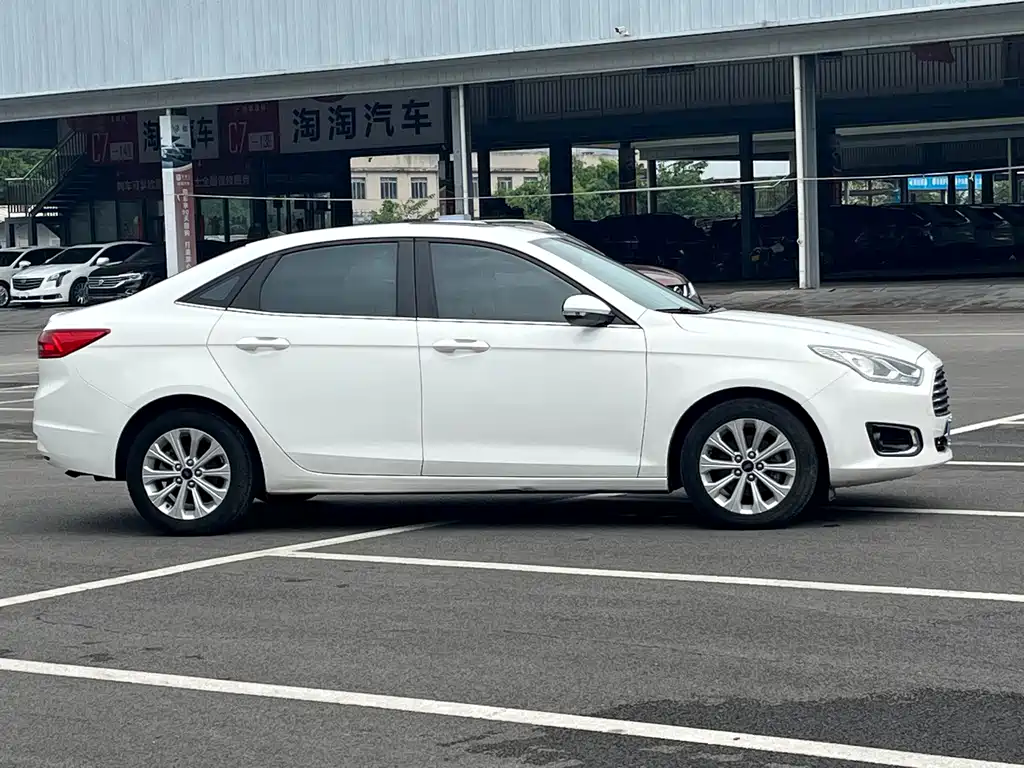 Ford Escort 2018 — фото 14