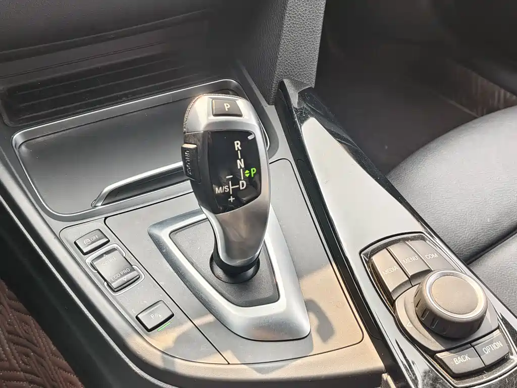 BMW 3 Series 2017 — фото 14