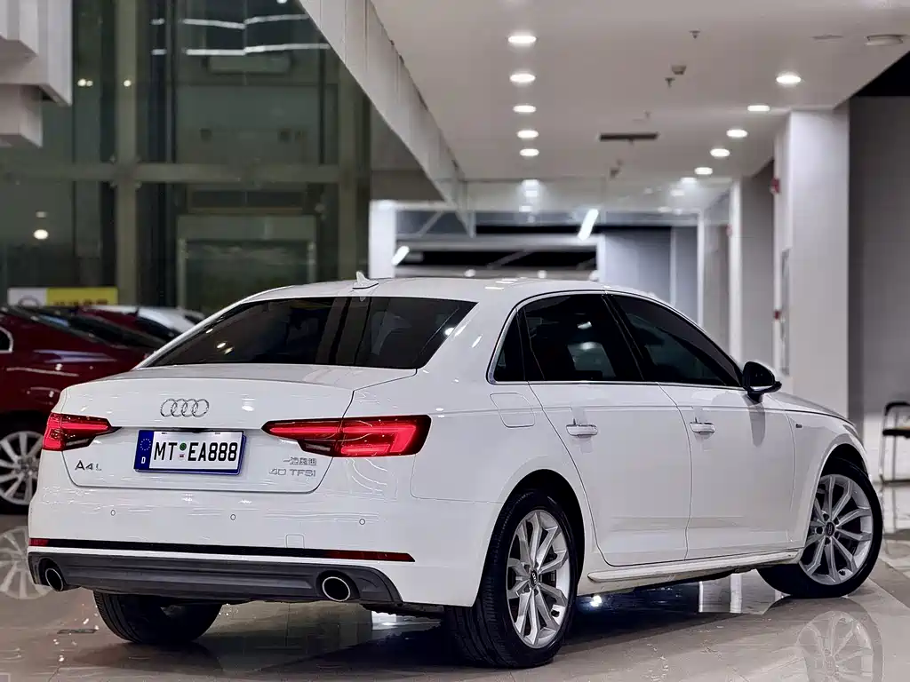 Audi A4L 2018 — фото 12