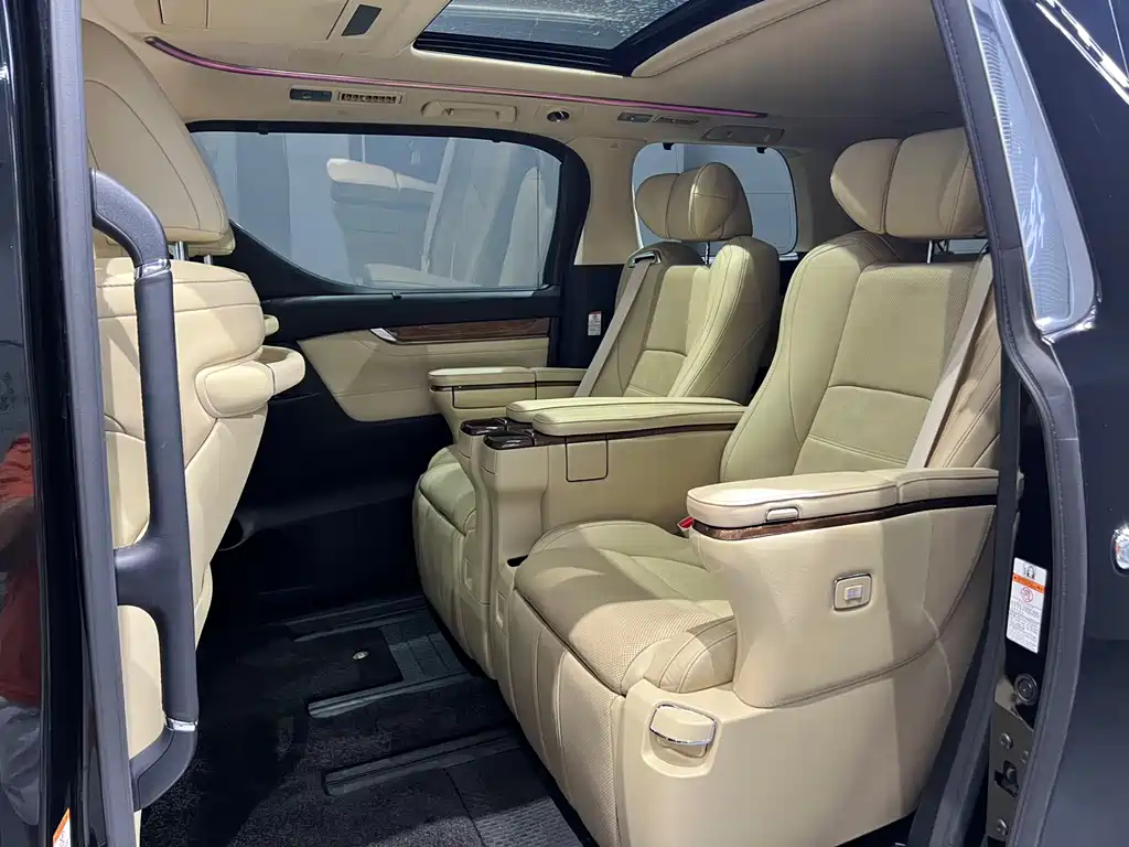 Toyota Alphard 2017 — фото 9