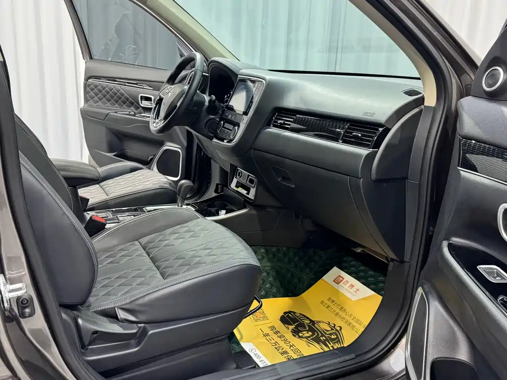 Mitsubishi Outlander 2022 — фото 12