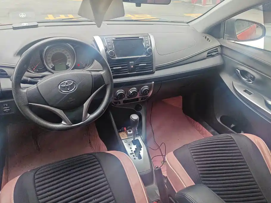 Toyota Yaris L 2015 — фото 12