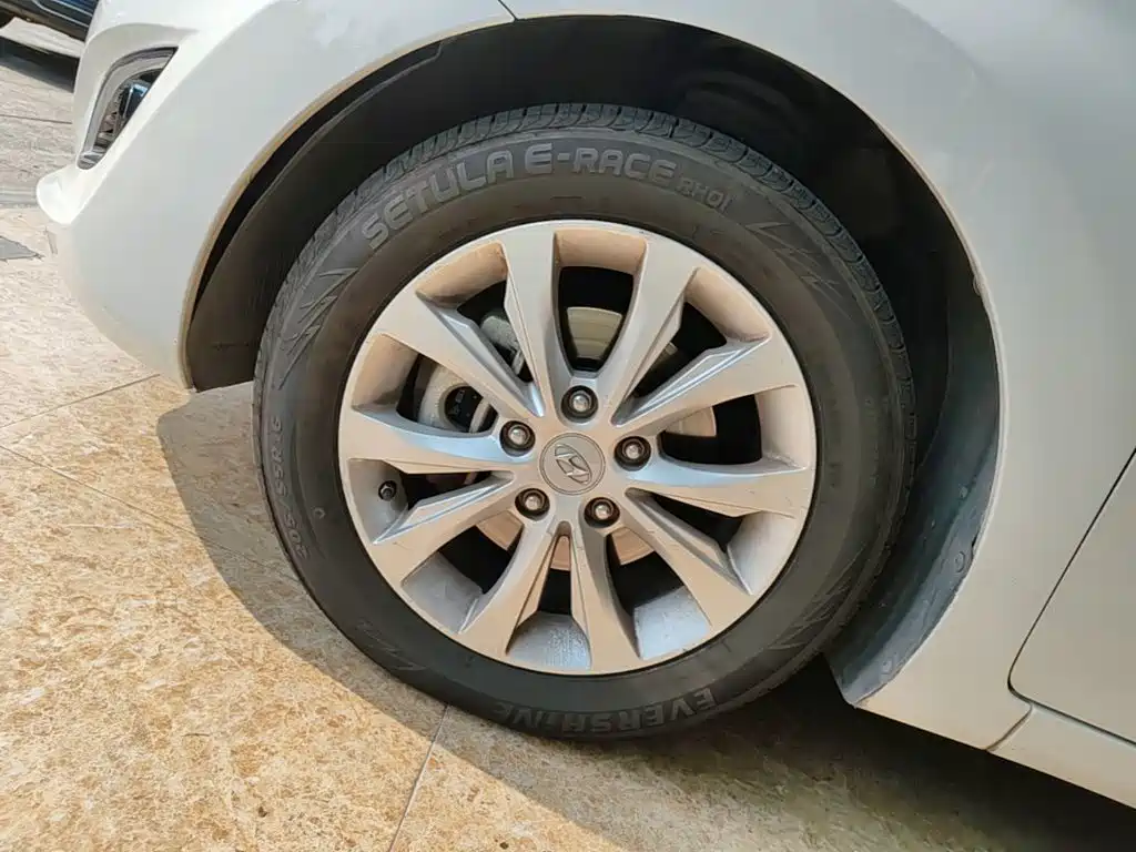 Hyundai Elantra 2017 — фото 23